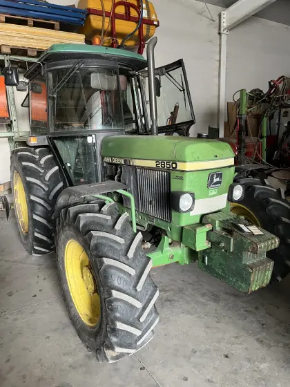 John Deere 2850