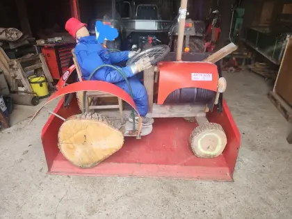 Traktor aus Holz