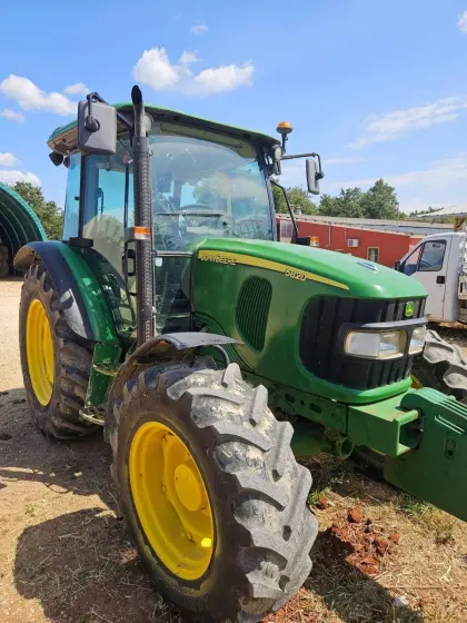 John Deere 5820