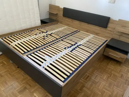 Doppelbett mit Nachtkästchen