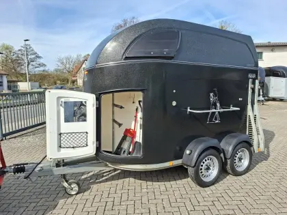 Ich biete einen Pferdeanhänger an