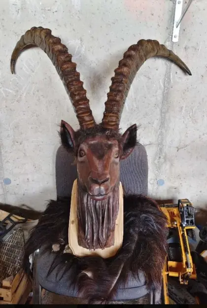 Geschnitzter Steinbock mit echten Hörnern