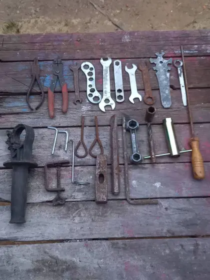 Blechschlüssel und defektes Werkzeug