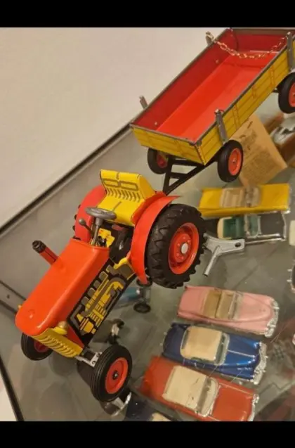 ZETOR Blechtraktor mit Anhänger