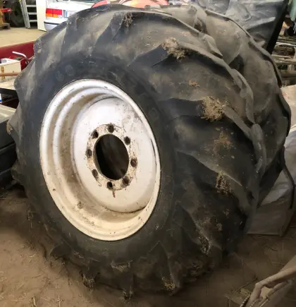 Traktor-Mähdrescherreifen 16,9 x 26 mit neuen 8-Loch-Felgen