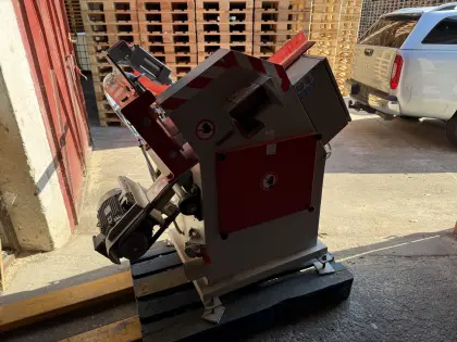 Automatische Kappsäge zur Herstellung von Palettenklötzen