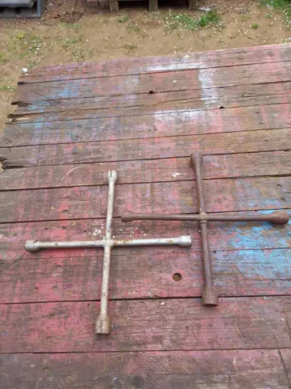 2 Kreuzschlüssel für Kfz-Fahrzeuge