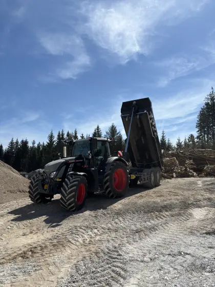 Transportarbeiten mit Muldenkipper