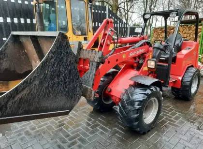Schaffer 2445 SLT mit Schaufel und Palettengabel