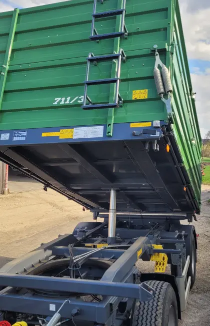 Metal-Fach Kipper 16-t 3-Seiten-Kipper
