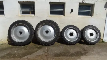 Kompletträder 11.2 R 42, 270/80 R 32