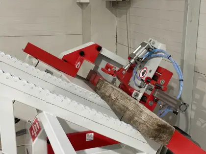 Automatische Kappsäge zur Herstellung von Palettenklötzen