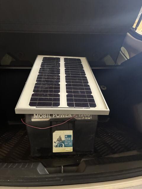 Weidezaungerät mit Solarschirm