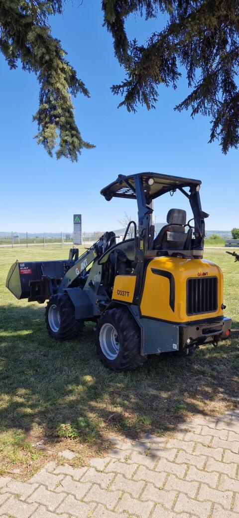 Hoflader Giant D337T