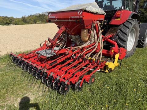 Pöttinger Lion 3.000 und Accord DA Sämaschine