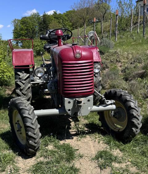 Steyr T84 mit Ackerstollenreifen