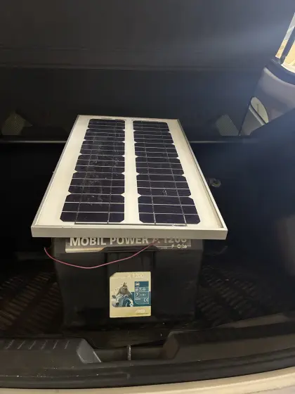 Weidezaungerät mit Solarschirm