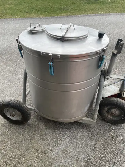 Milchtank 300 l mit Fahrwerk und Kannenhalterung