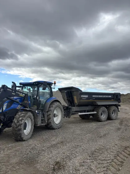 Transportarbeiten mit Muldenkipper