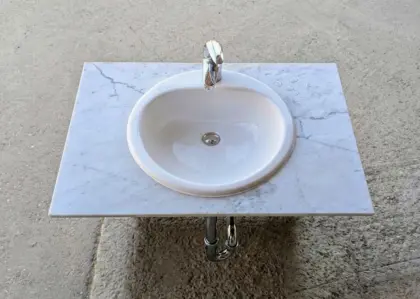 2 Waschtische in Marmorplatte eingelassen