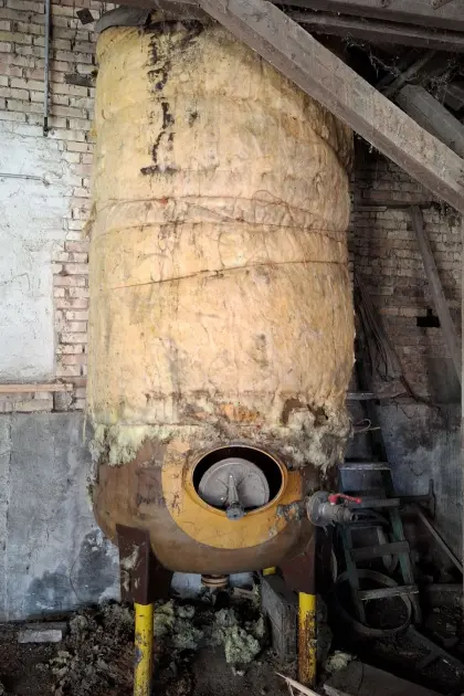 Resistan Polyester Tank 4.500 l stehend auf Füßen