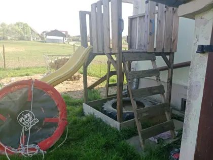 Spielturm mit Schaukelgestell