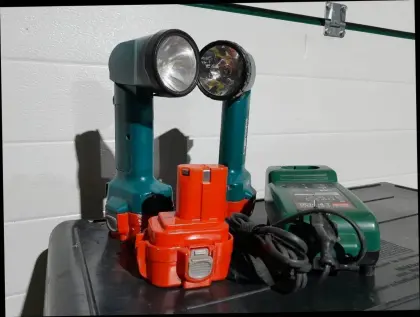 Makita Handleuchte, Lampe 9,6 V, dazu 3x Akku, Ladegerät