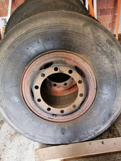 Lkw-Reifen mit Felgen