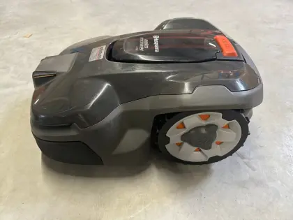 Husqvarna Automower 415X mit Garage, Mähroboter, Rasenroboter