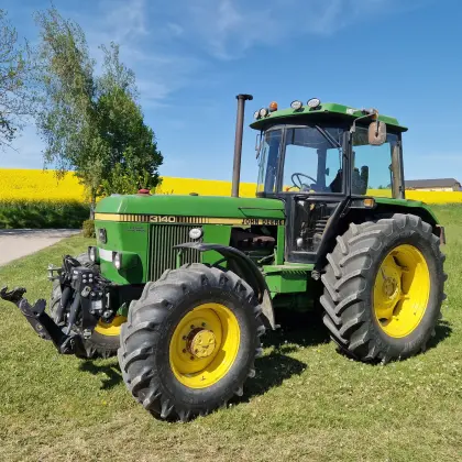 John Deere 3140