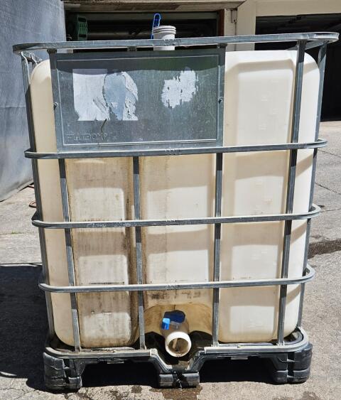 Wassertank 1.000 l auf Kunststoffpalette