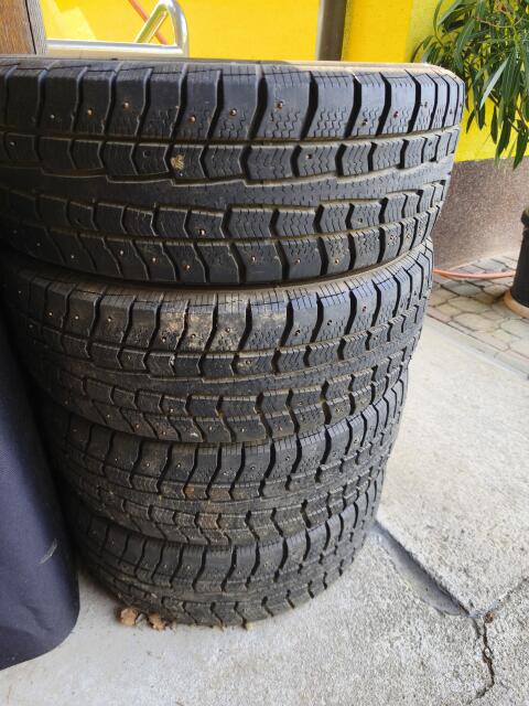 Winterreifen mit Spikes 205/70R15