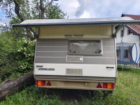 Wohnwagen mit Überdachung