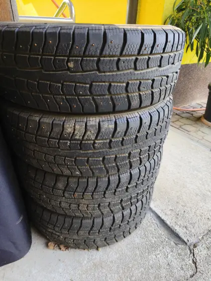 Winterreifen mit Spikes 205/70R15