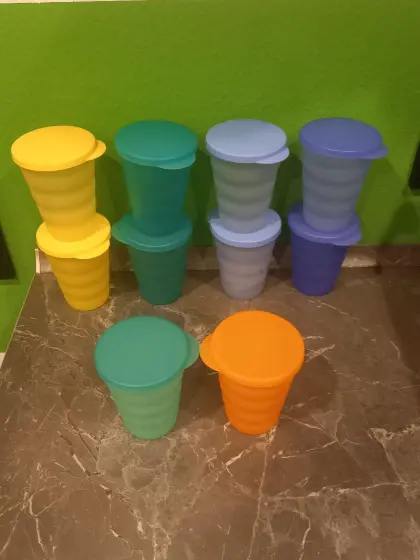 10 Tupperware-Trinkbecher mit Deckel