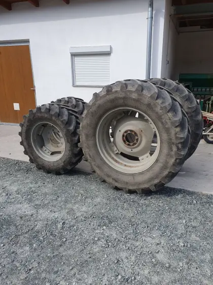 Kompletträder 540/65 R34 und 440/65 R24 MF 6255