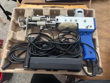 Tufting Gun mit Schermaschine und Material