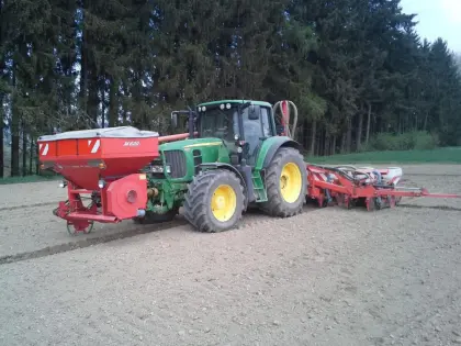 Maissägerät Kuhn Maxima mit Fronttank Rauch M620, Modell: Maxima