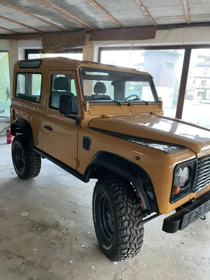 Land Rover Defender 90