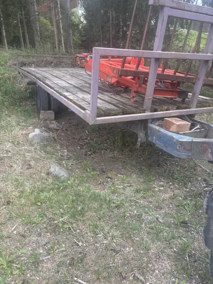 Ballenanhänger € 400,- und Siloblockschneider € 300,-