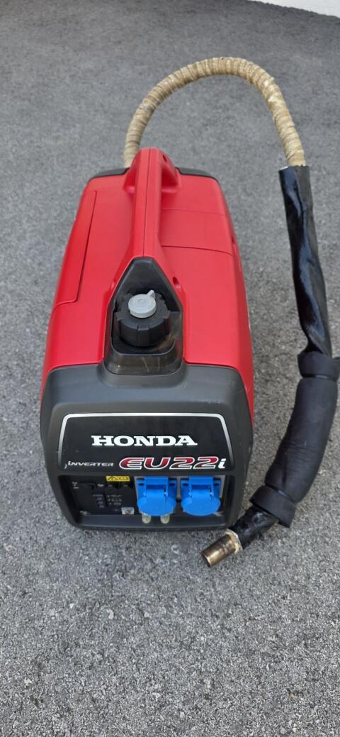 Honda EU 22i Stromerzeuger mit Abgasrohr