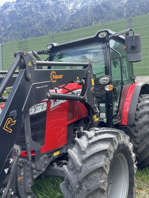 Massey Ferguson 5711 M Dyna 4