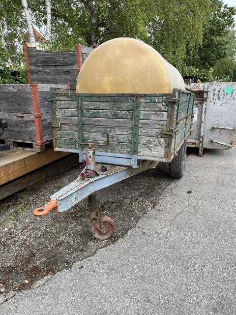 Einachsanhänger zum Kippen mit Tank