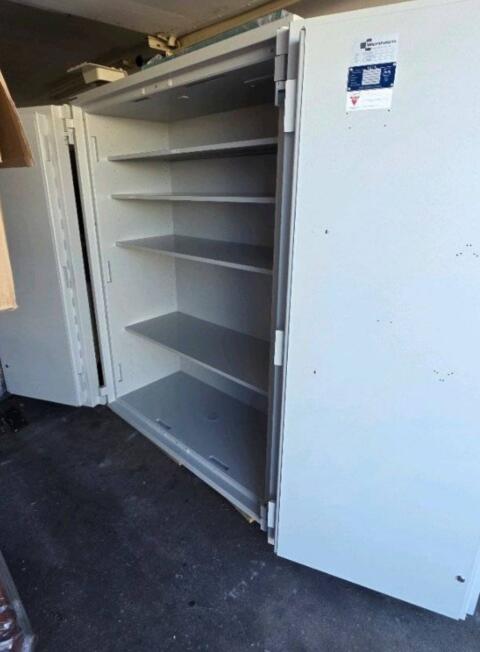 Ein großer Tresor, Wertschrank, Waffenschrank, 2.500 kg schwer