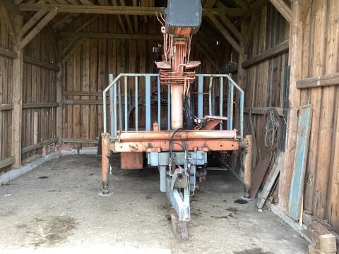 Massiver Kranwagen mit starkem Kran