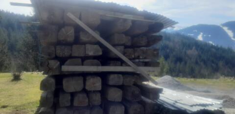 Altholzbalken gehackt