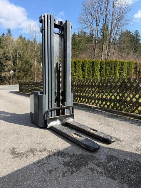 Crown Hochhubwagen Deichselstapler