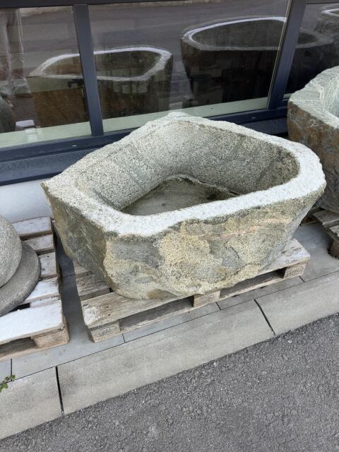 Granit-Brunnentrog, Brunnen