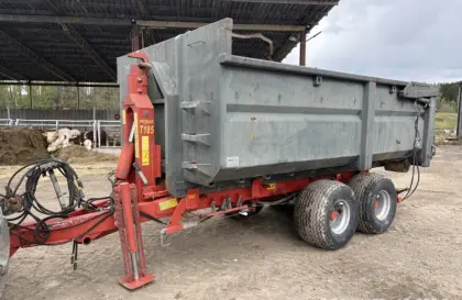 Pronar T185 Hakenlift mit Kippmulde und Plato