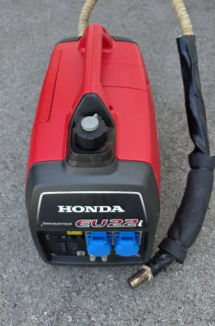 Honda EU 22i Stromerzeuger mit Abgasrohr